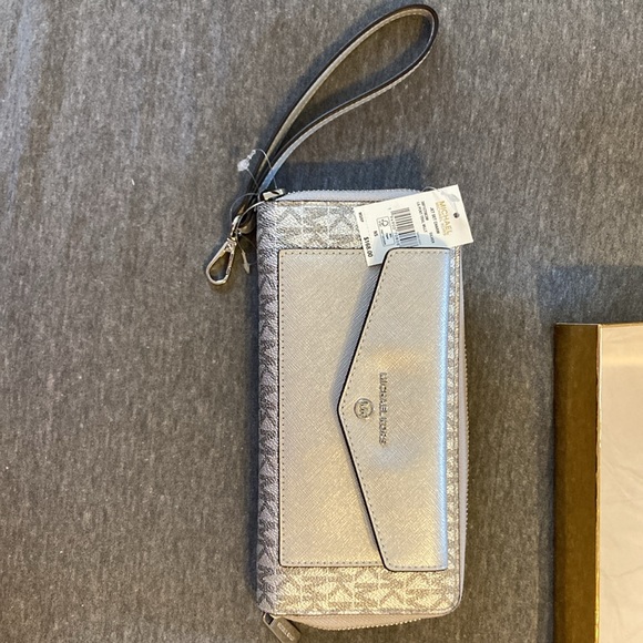 Michael Kors Jet Set Charm Silver Wallet Wristlet NIB New - Picture 2 of 6